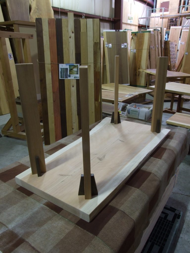 製作依頼 杉一枚板でダイニングテーブルをつくる | 無垢材・一枚板などの木材とオリジナル家具｜木の店さんもく