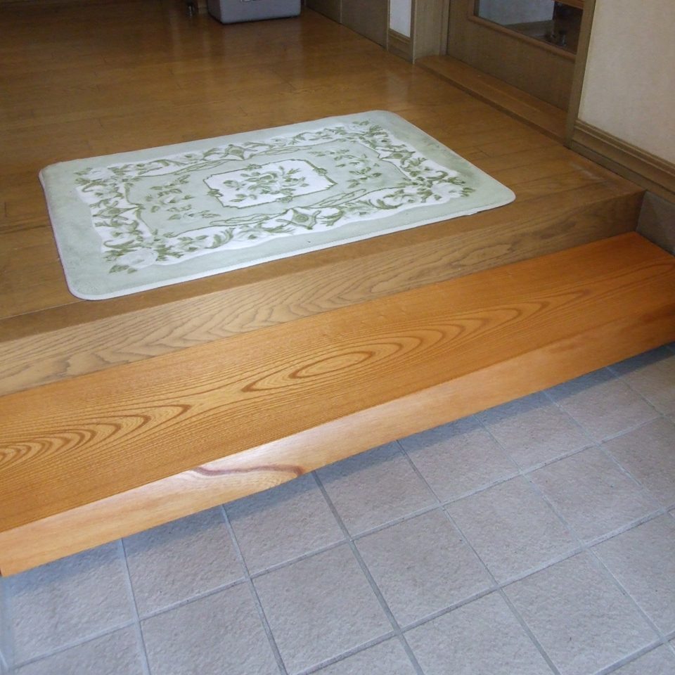 後付けの玄関式台【ケヤキ一枚板】 | 無垢材・一枚板などの木材と