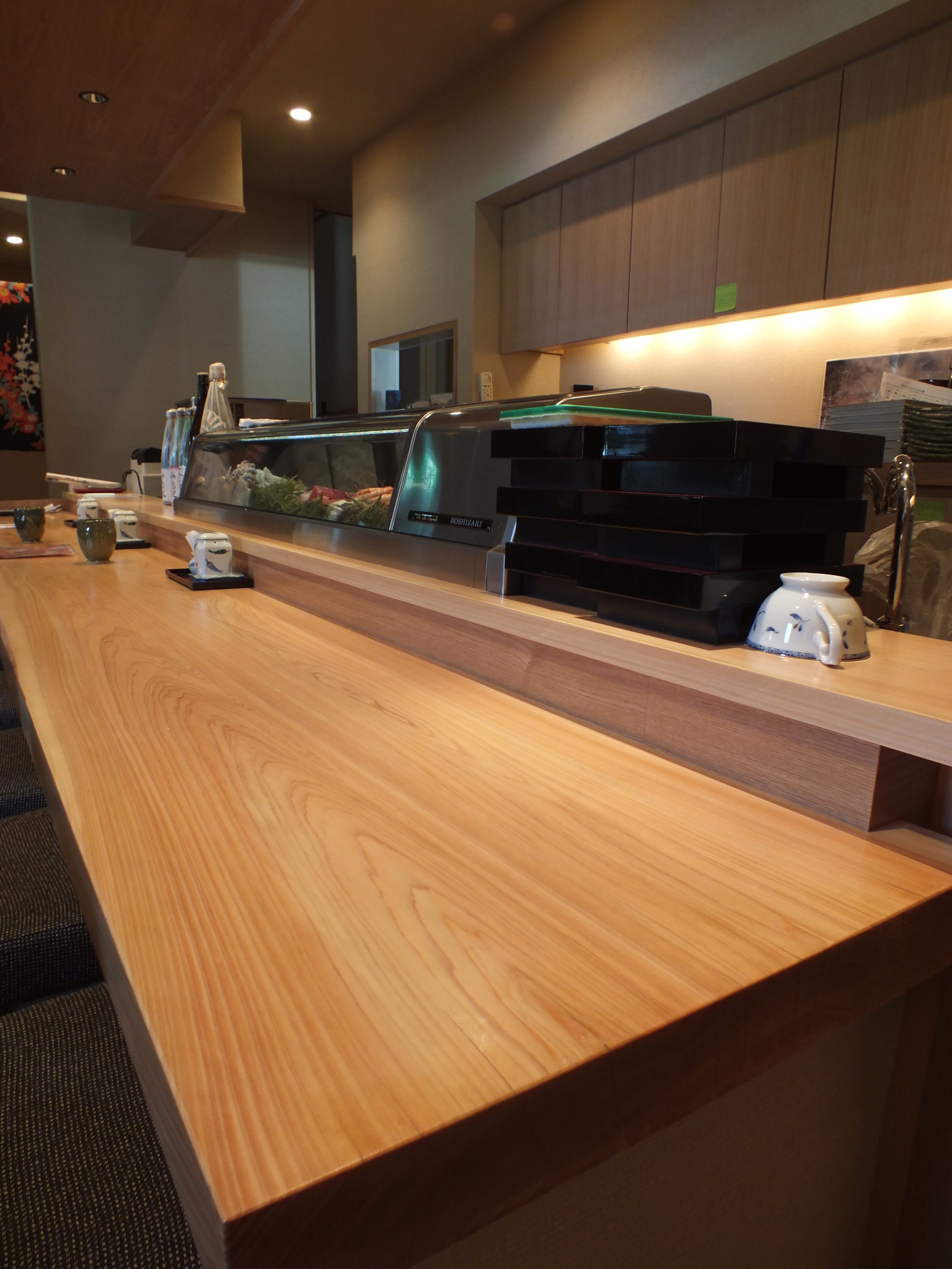 寿司店のカウンター【ヒノキ一枚板】 | 無垢材・一枚板などの木材と