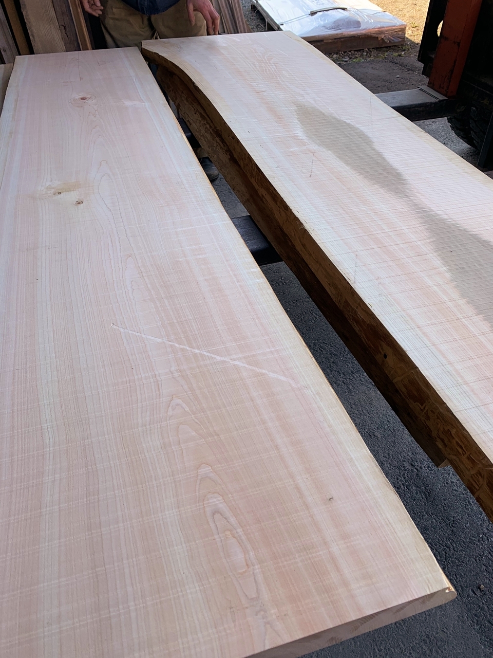ヒノキ材を接ぎ合わせたテーブル天板 | 無垢材・一枚板などの木材と 
