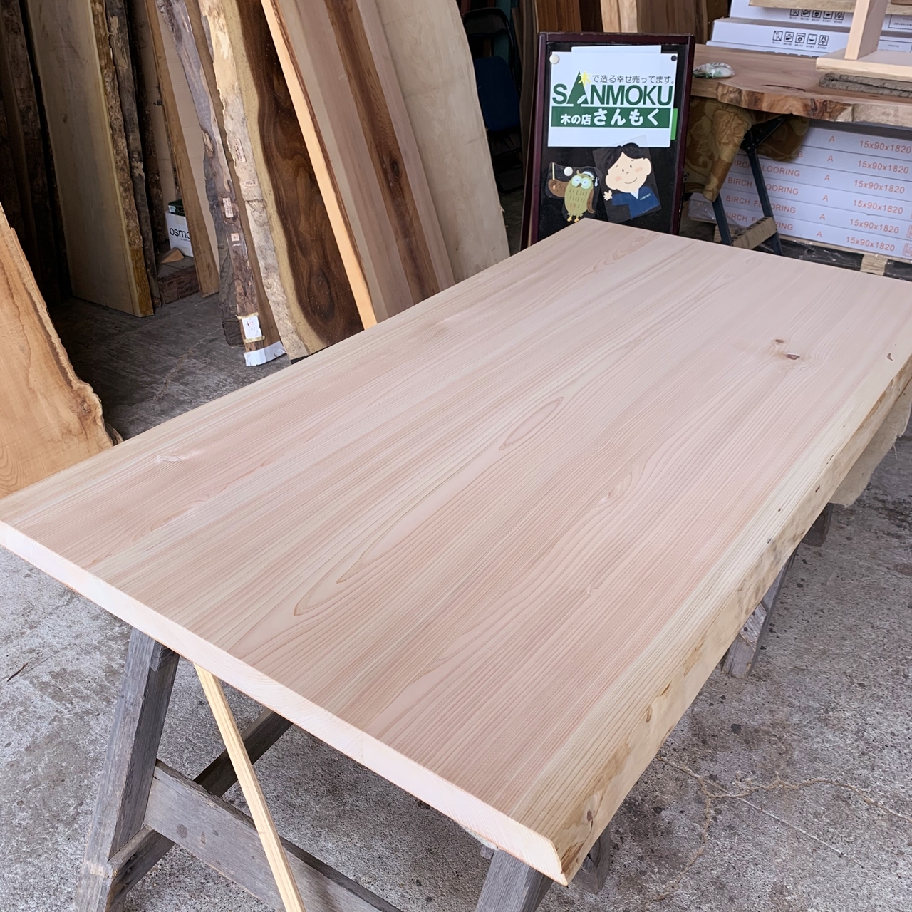 ヒノキ材を接ぎ合わせたテーブル天板 | 無垢材・一枚板などの木材とオリジナル家具｜木の店さんもく