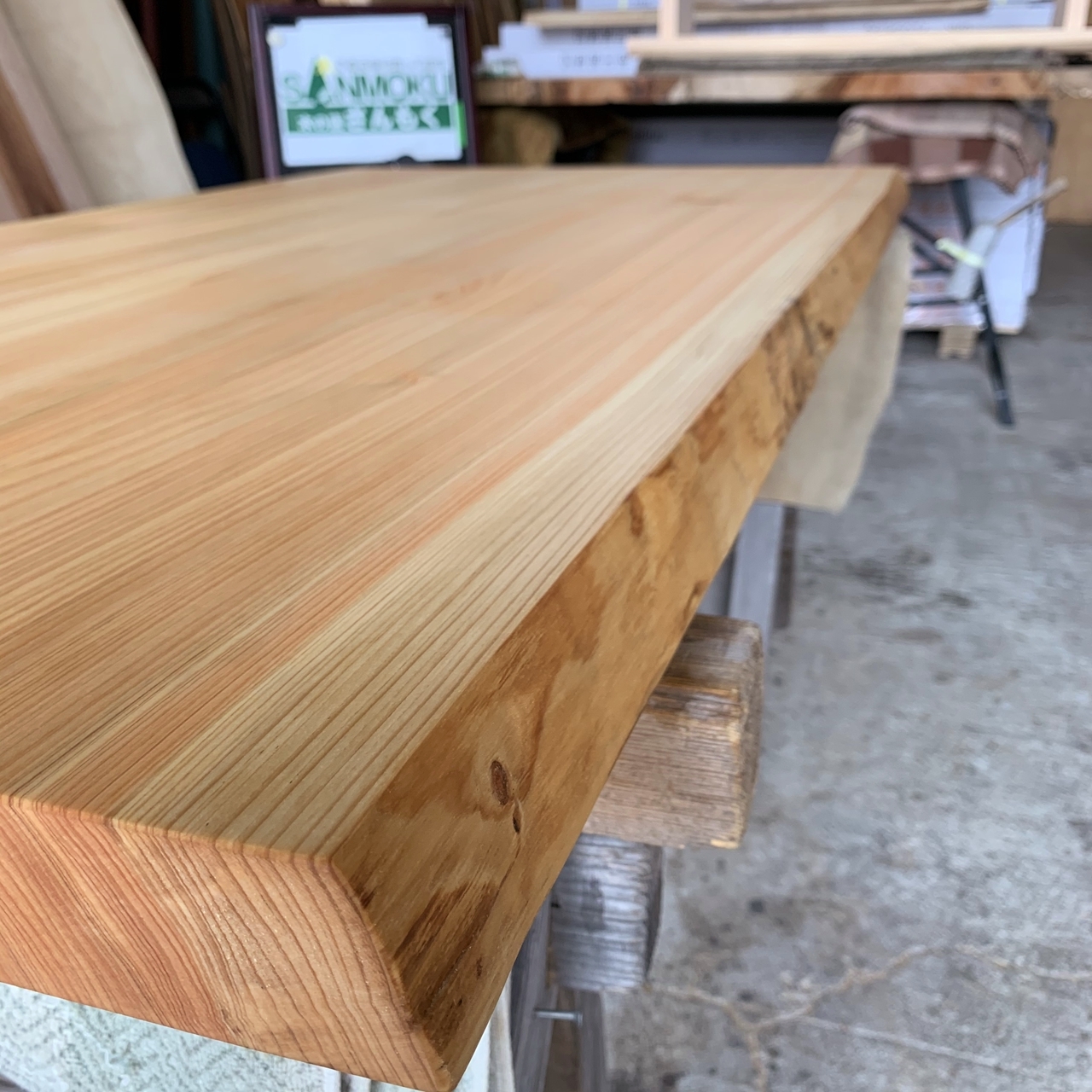 ヒノキ材を接ぎ合わせたテーブル天板 | 無垢材・一枚板などの木材と