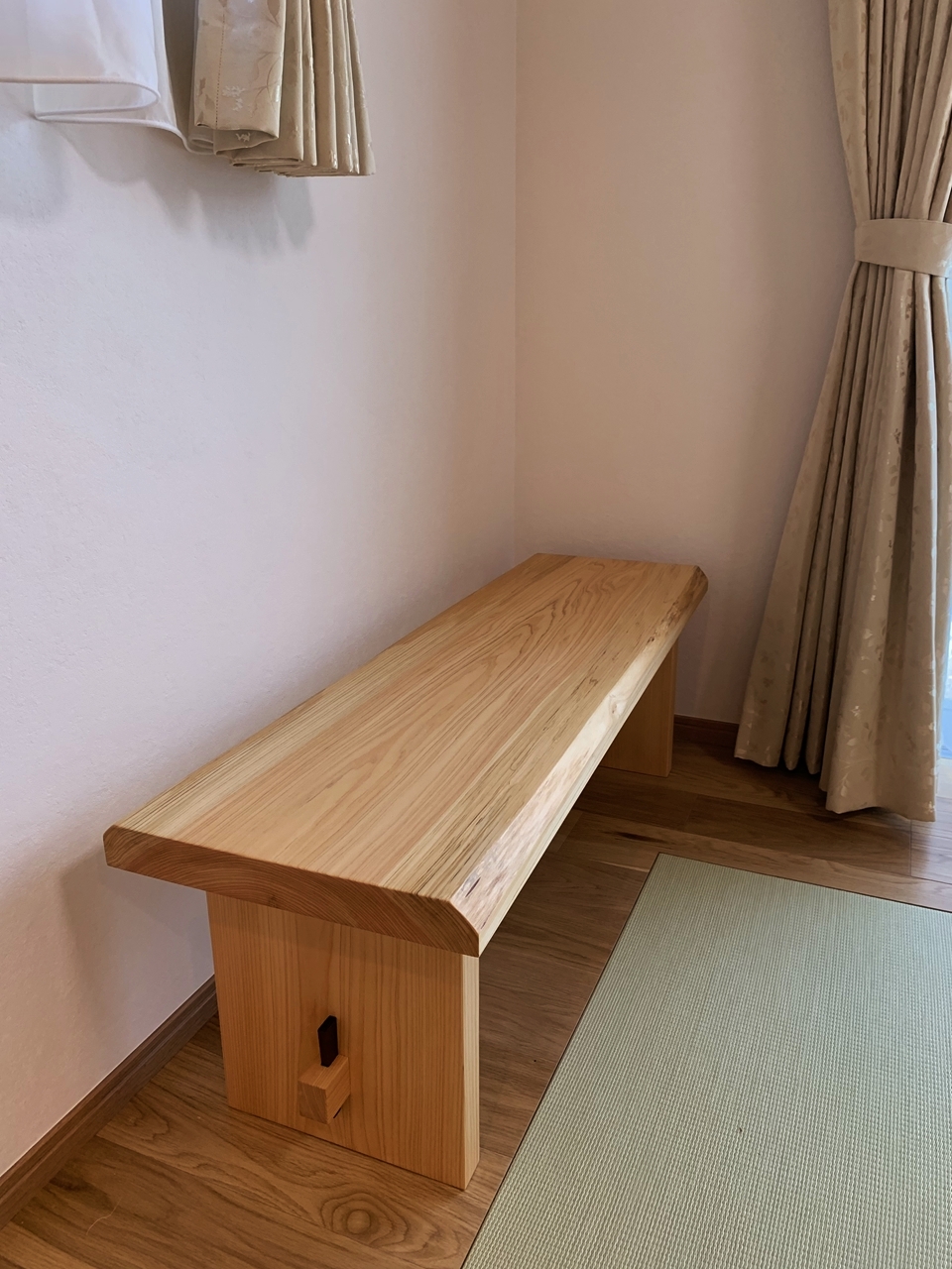 ヒノキ材を接ぎ合わせたテーブル天板 | 無垢材・一枚板などの木材と