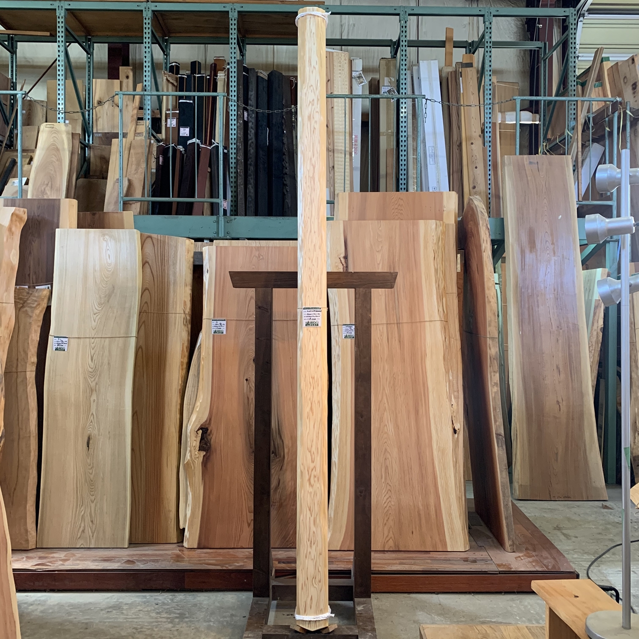 床柱】北山杉天然絞面皮柱 3000×140×140㎜ | 無垢材・一枚板などの木材 