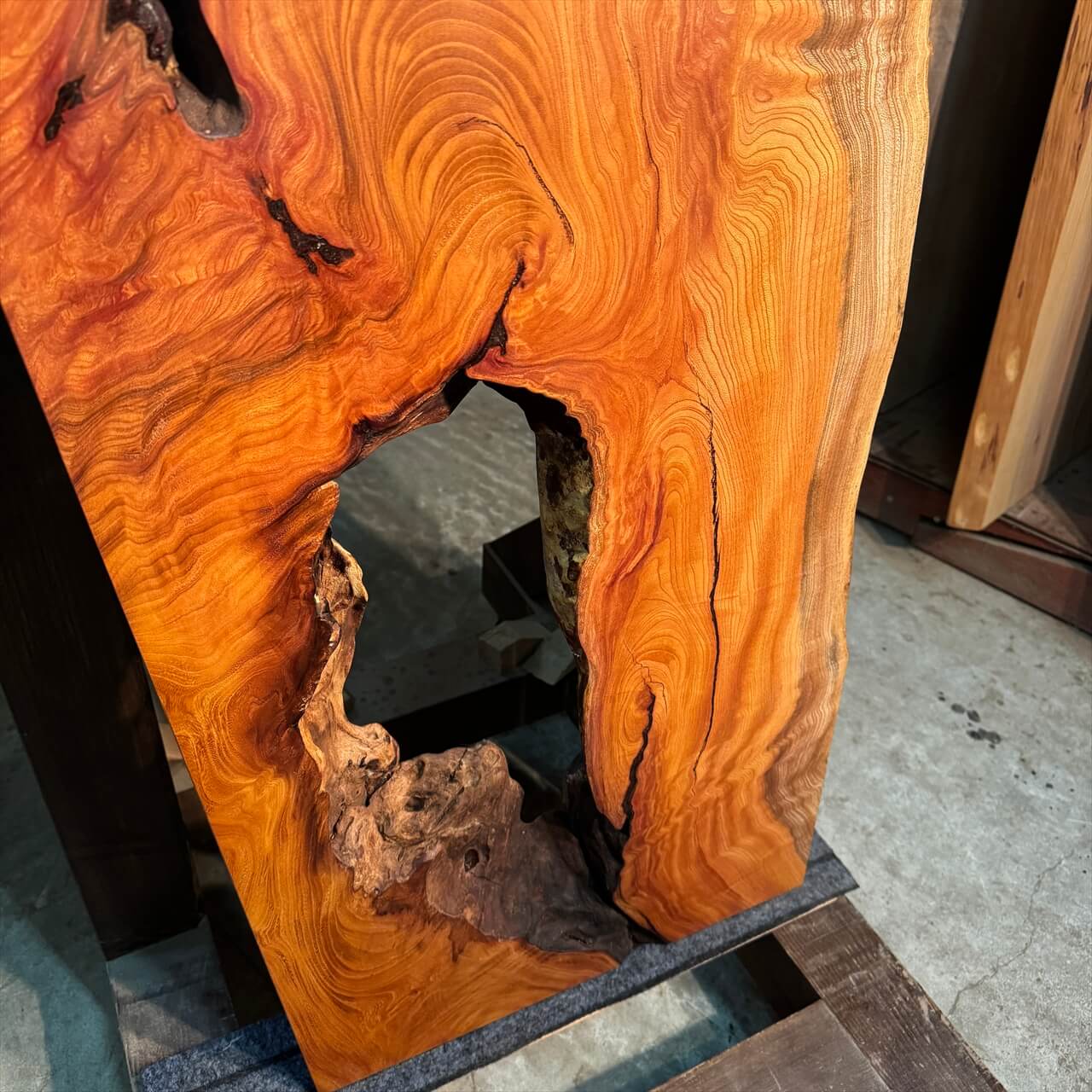 けやき一枚板【高樹齢】1520×240~550×50㎜【オイル塗装 仕上げ済み