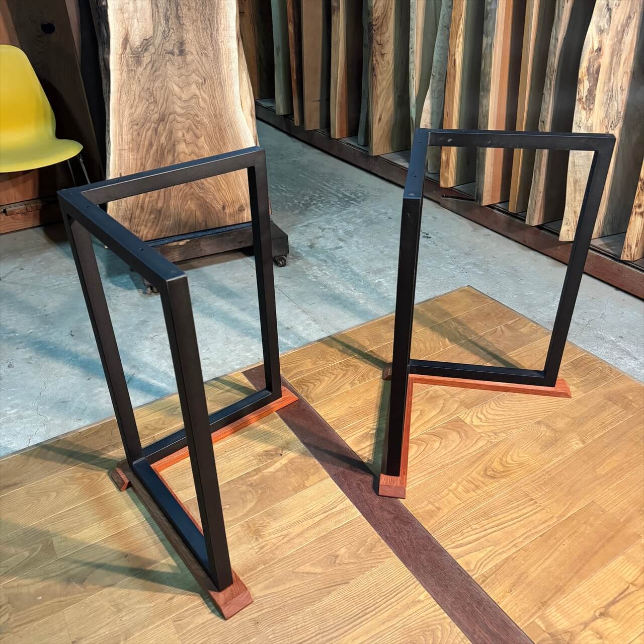 【テーブル脚】Ｖ型アイアン脚 脚地グランデ【平板カリン材】H685 W495~665 D415~585㎜