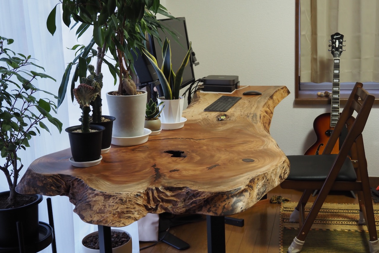 お客様のアイデアで巾の狭い一枚板も問題クリアで心豊かなPCライフが実現！