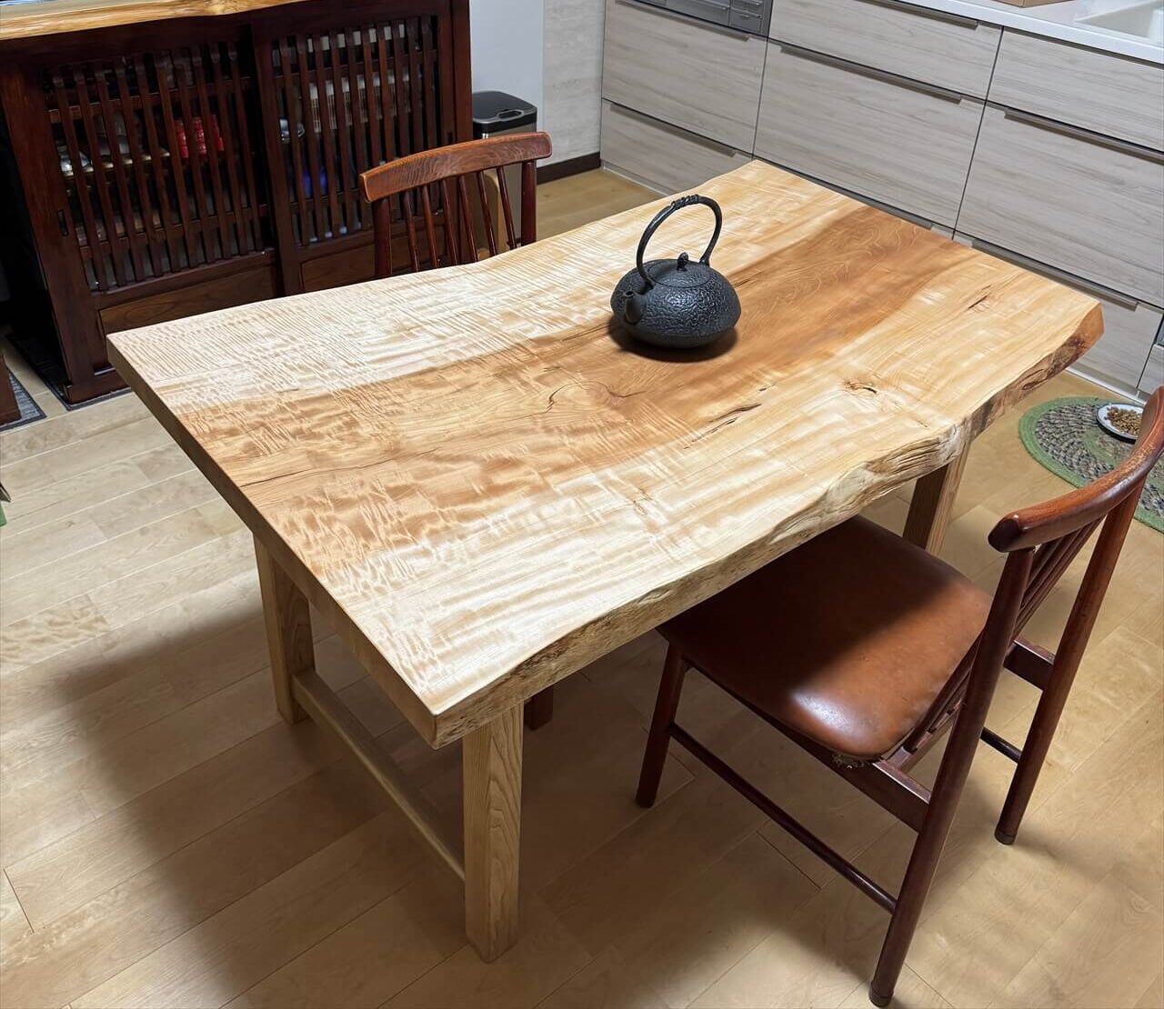 キラキラ景色の「トチ一枚板」＆オリジナル脚「脚幸」がつくる「心豊かな暮らし」