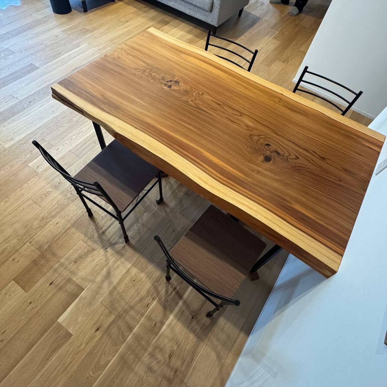 【お客様より】独特な色味の黒杉一枚板×アイアン脚のダイニングテーブル